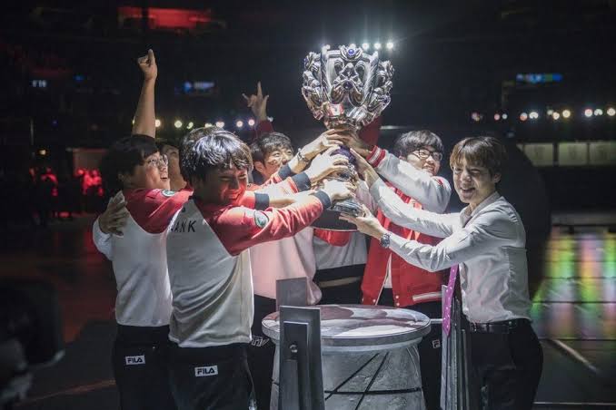 Tim T1 sangat dikenal karena telah menjuarai League of Legends World Championship hingga tiga kali.
